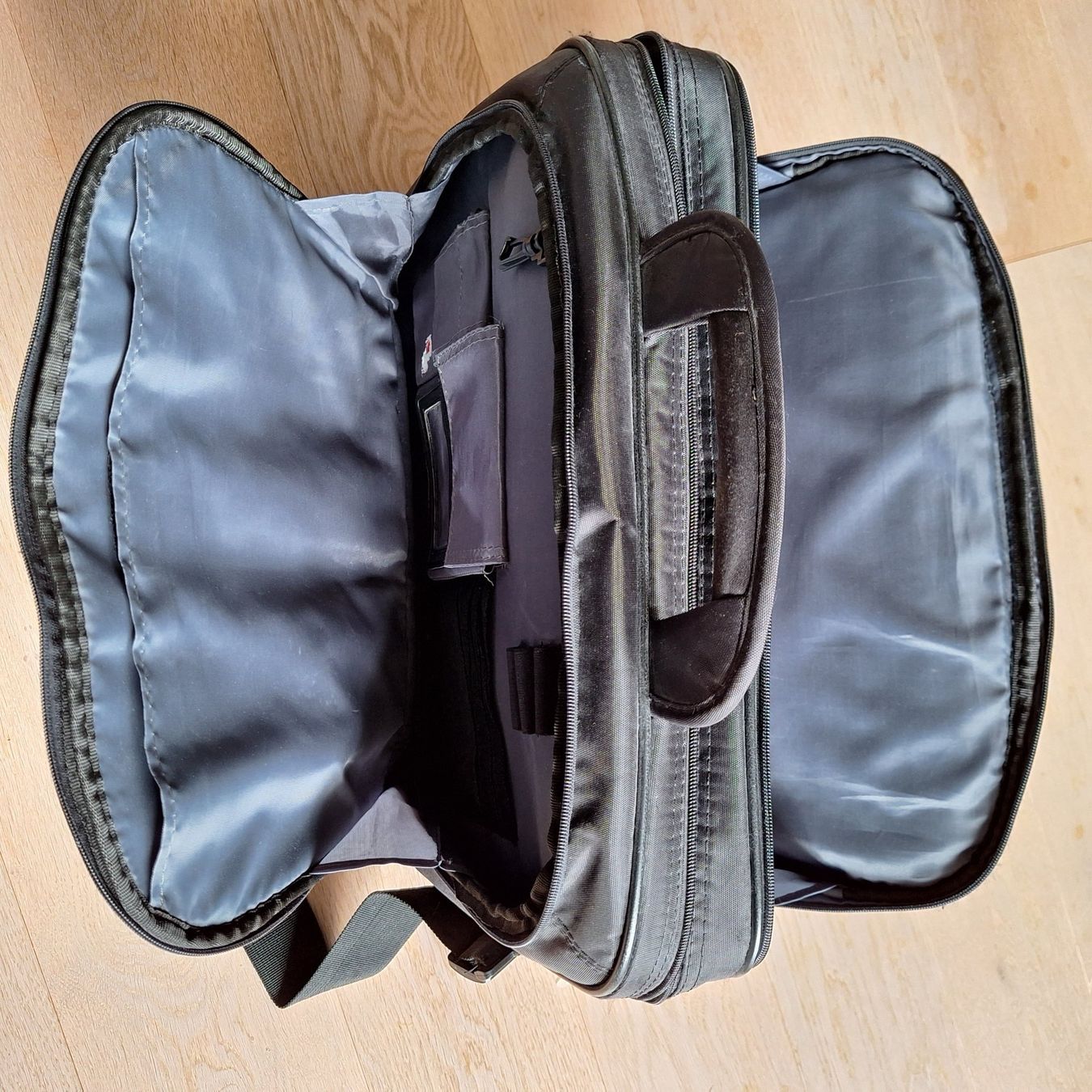 Koffer & Taschen: Laptop-Tasche von Targus – Gebraucht aus Nussbaumen AG von Hilai 4