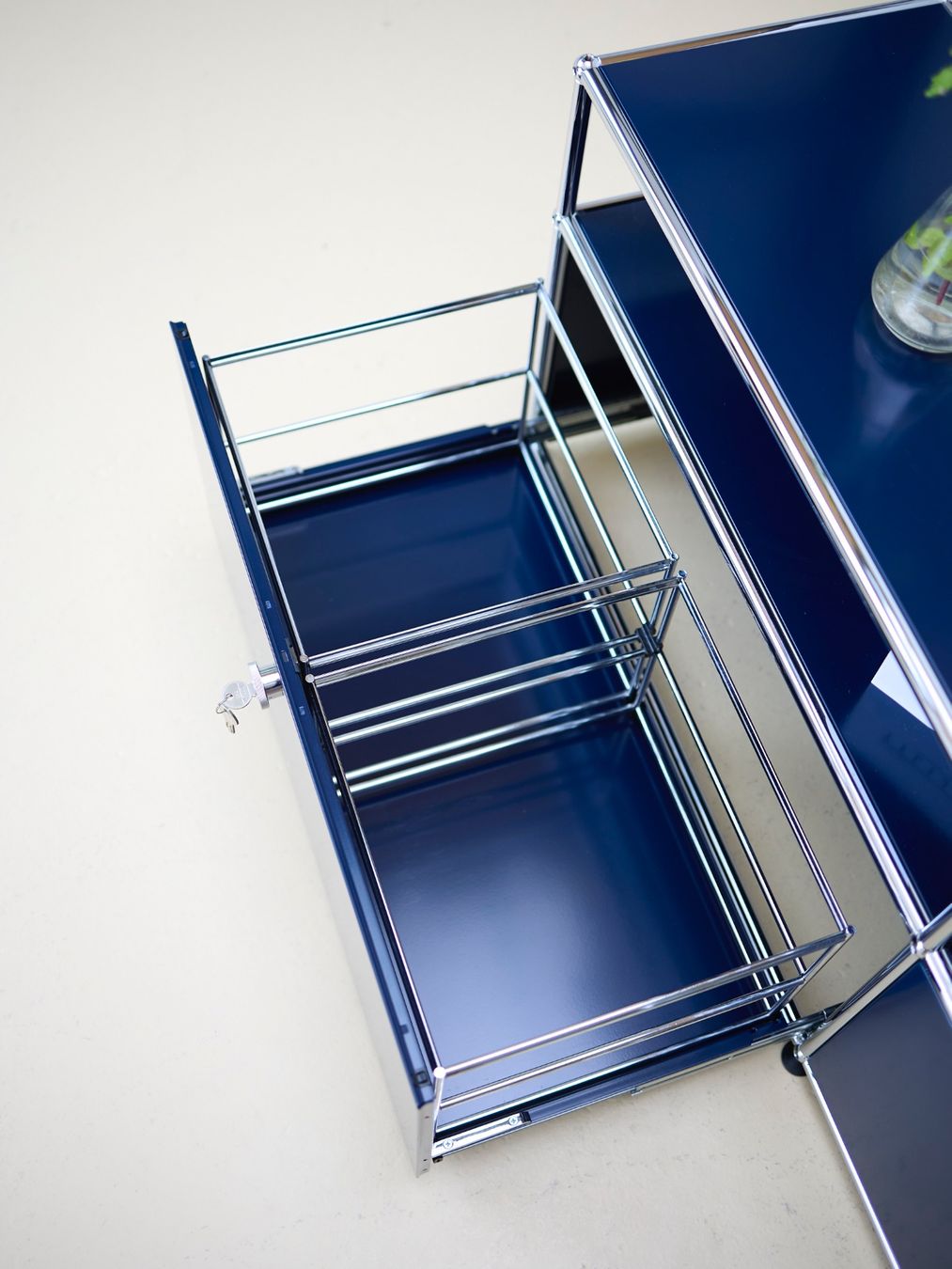 USM Cassettiere: USM Haller Lowboard Stahlblau – Usato da Meinisberg venduto da atelier_TILIJA 2