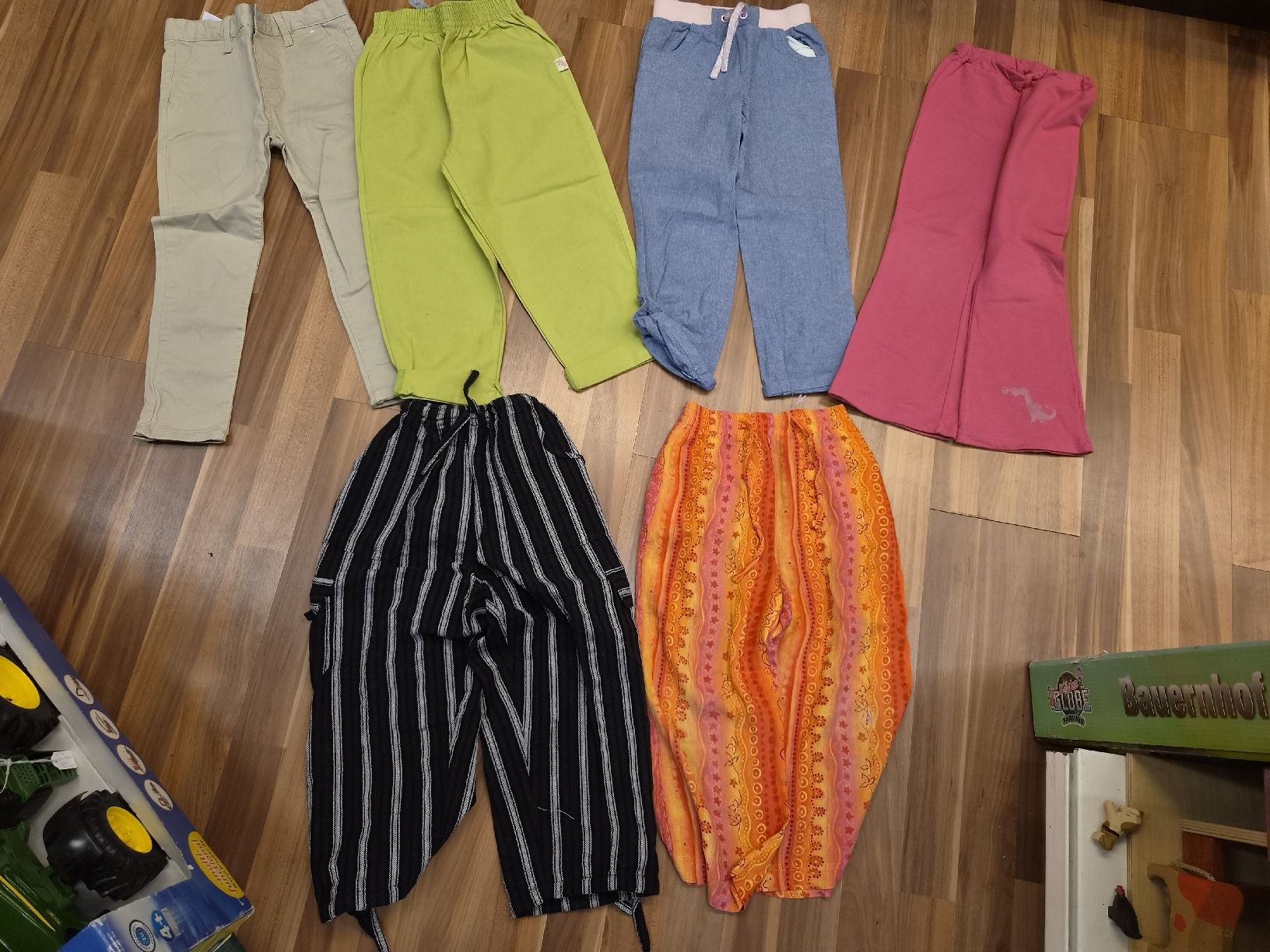 Hosen: 6 Hosen gr110 b4 – Gebraucht aus Schwarzenburg von Flamingo07