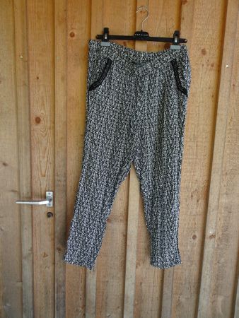 Bequeme Hose schwarz-weiss von Street One Gr. M/38 - M201