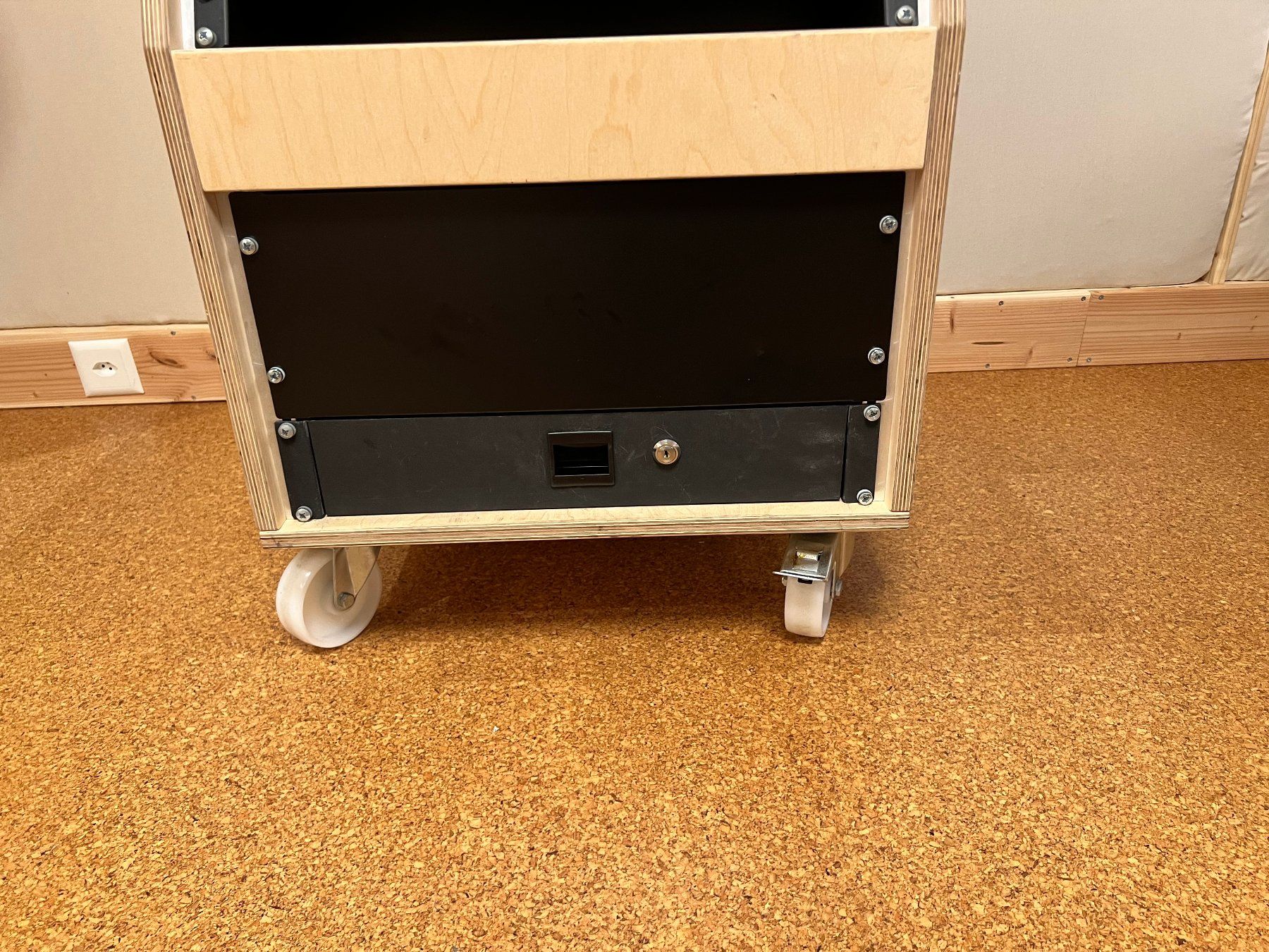 Altri accessori: Studio Rack mit viel Platz, einer Schublade & div. Blenden – Usato da Baar venduto da Berick 3