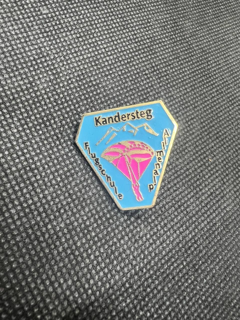 Swiss Plaquettes & Badges: Anstecker Kandersteg Flugschule Allmenalp – D'occasion à Dietikon par kRizzzZy96