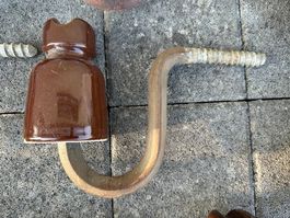 Wunderschöner Porzellan Isolator Glöggli mit Haken Strommast
