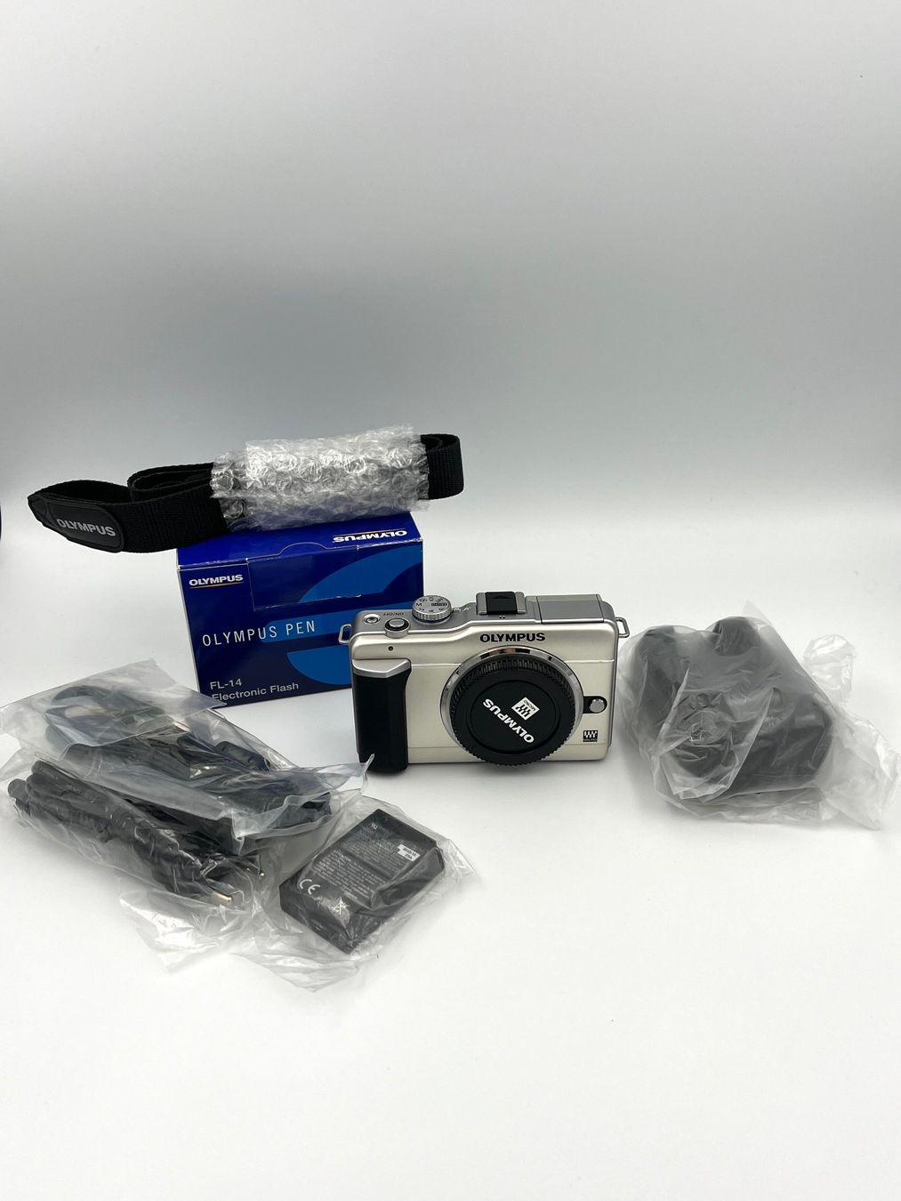 Olympus Kamera: OLYMPUS PEN E-PL1 All in one zoom kit mit Blitz FL-14 – Neu und originalverpackt aus Basel von Xani 1