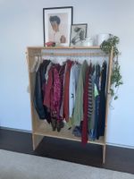 Kleiderständer aus Massivholz, perfekt für den Skandilook