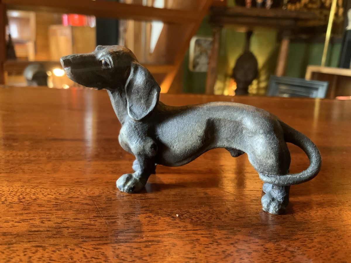 Figurines: Antike Biedermeier Brienzer Schnitzerei Dackel Dachshund – D'occasion à Dürnten par swissgart