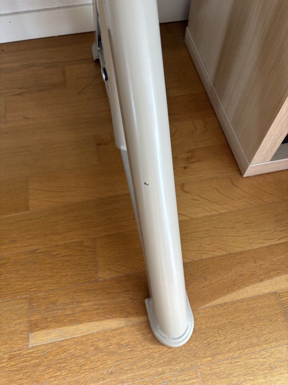 Scrivanie: IKEA Table (Mamually Height Adjustable, Brown Wood Finish) – Usato da Adliswil venduto da EvgenyR 2