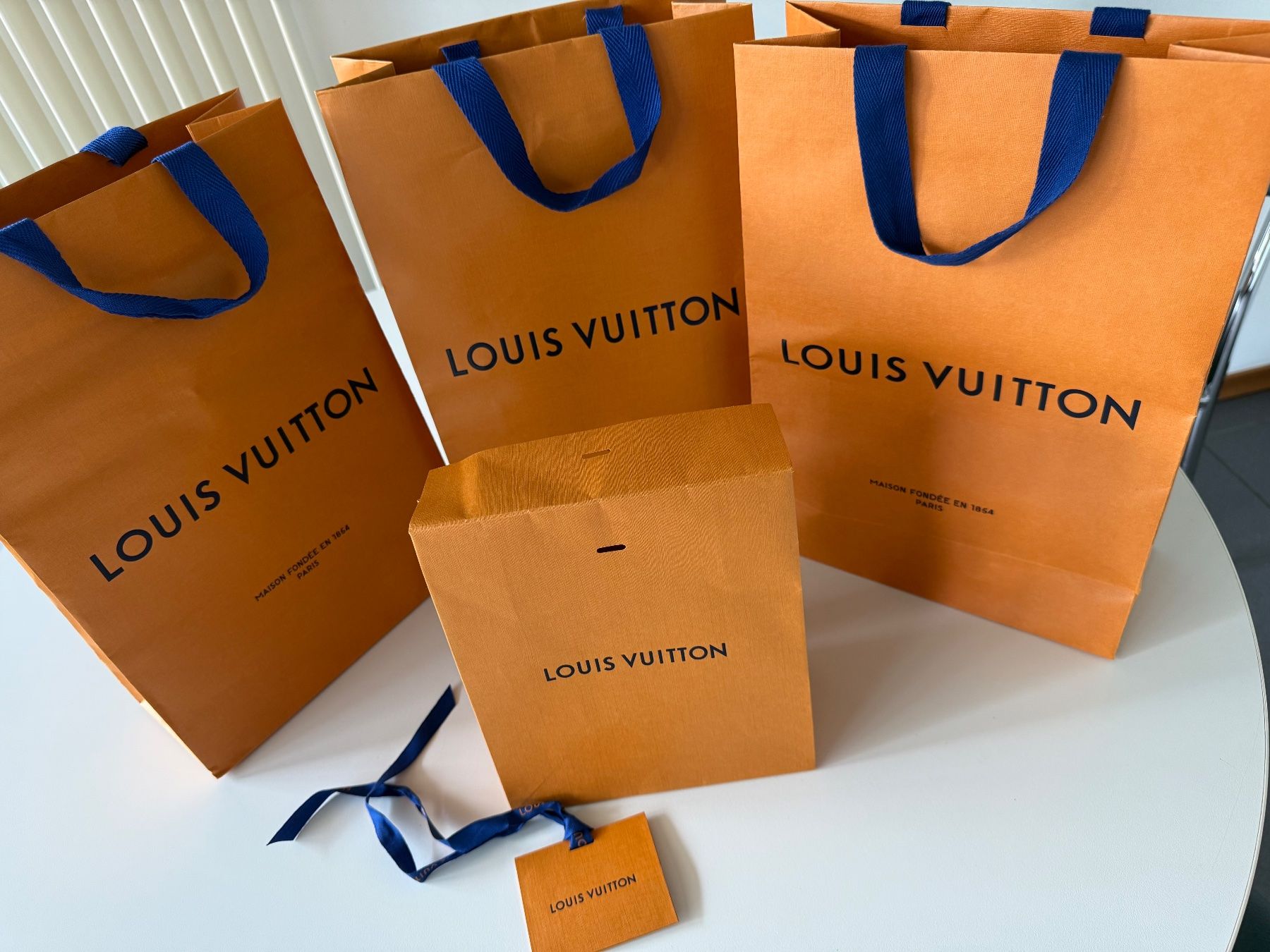Louis Vuitton Borse: Louis Vuitton Papiertaschen 3x/1x Tüte – Usato da Dällikon venduto da dahi1