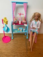 Barbie Ärztin mit Säuglingen