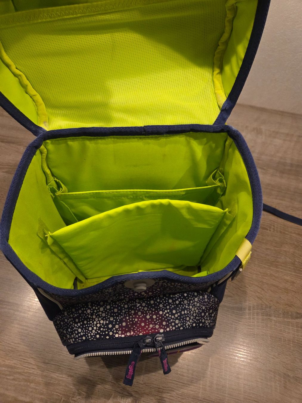 Ergobag Borse & Zaini: Ergobag Bärlaxy Glow – Schulrucksack – Usato da Thun venduto da obe_wpt5 1