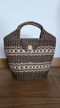 Borsa di paglia intrecciata marrone con motivo bianco