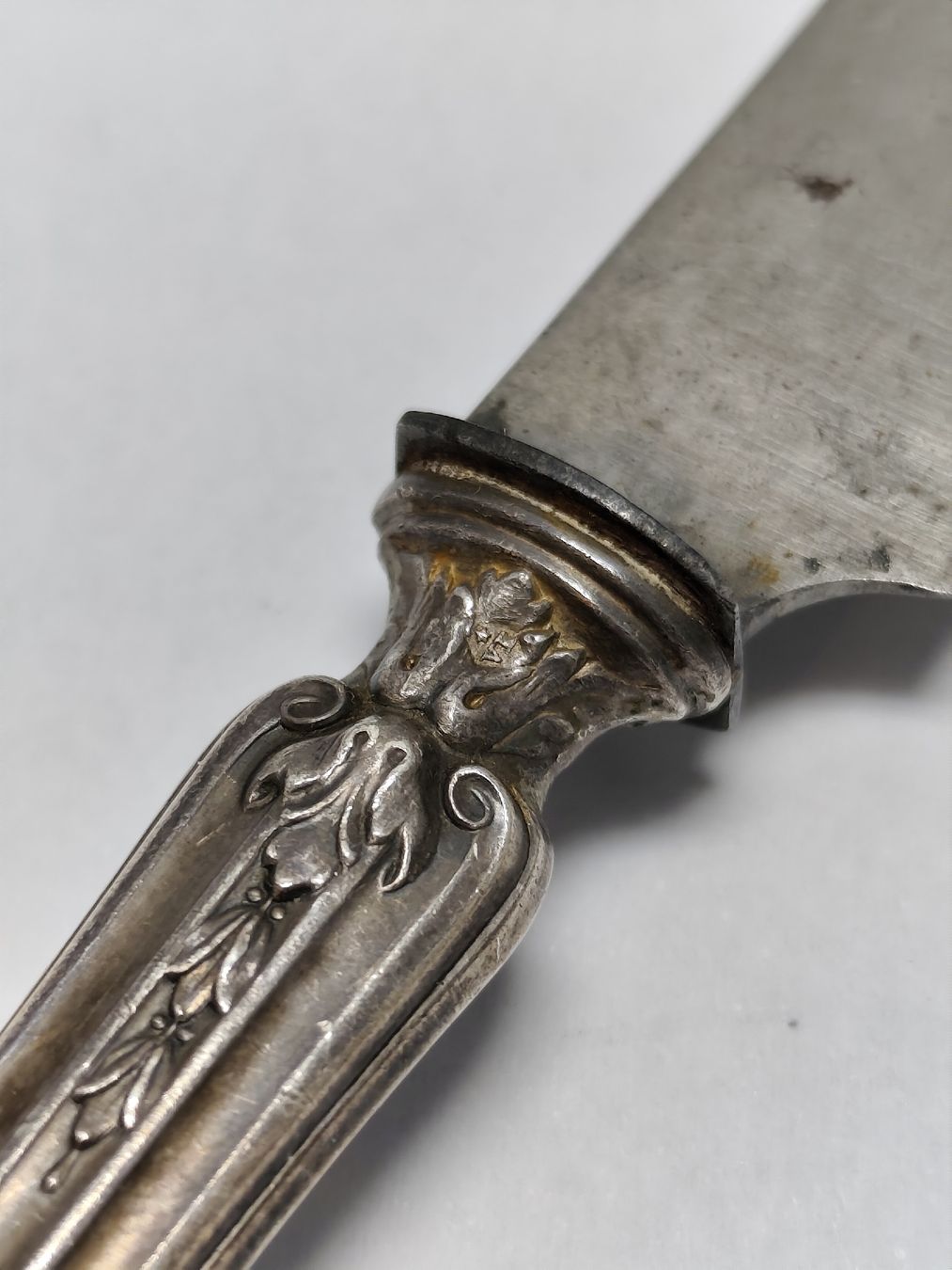 Besteck: Antikes Messer mit kunstvoll verziertem Silbergriff  – Gebraucht aus Châtelaine von Tropic.Watch2 6