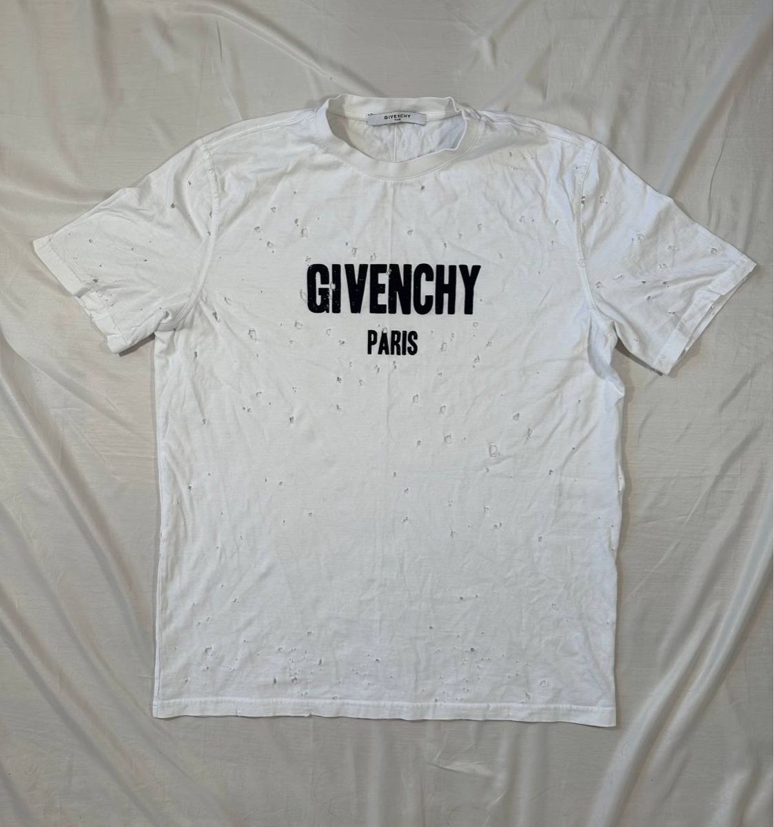 Givenchy T-shirts: Givenchy Paris Tshirt – D'occasion à Pfäffikon ZH par Nataliia.