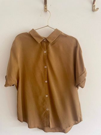 Coole Bluse in dunklem Beige von Givn