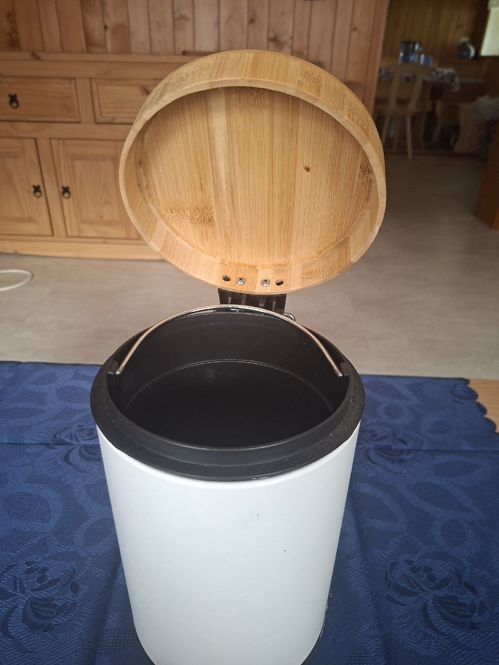 Poubelles: Abfalleimer weiss mit Bambusdeckel – D'occasion à Marbach LU par antanarivo 1