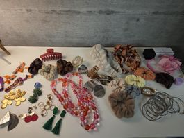 Modeschmuck und Haar-Accessoires Konvolut verschiedene Teile