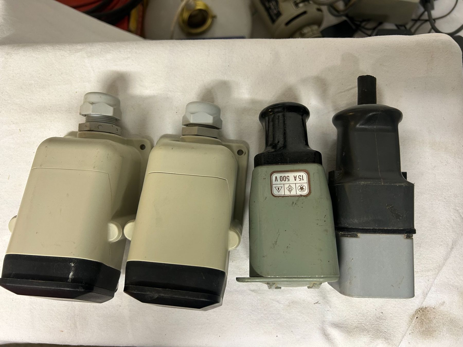 Spine: 3 Steckdosen, 1 Stecker – Usato da Luzern venduto da Hybase99