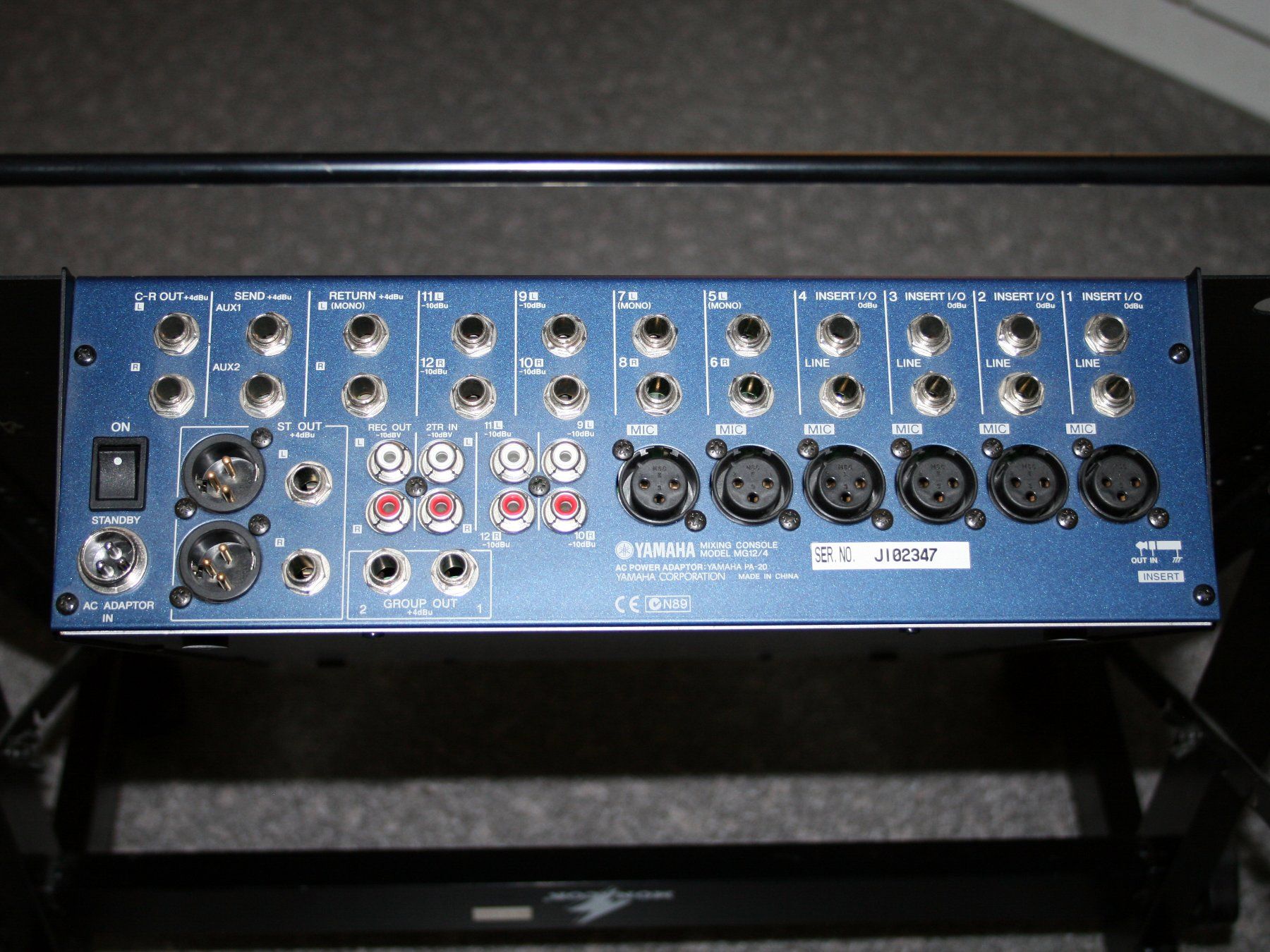 Yamaha Console di mixaggio: Yamaha MG 12/4 mit Roll-Rack – Usato da Münchenbuchsee venduto da Chaoo 1