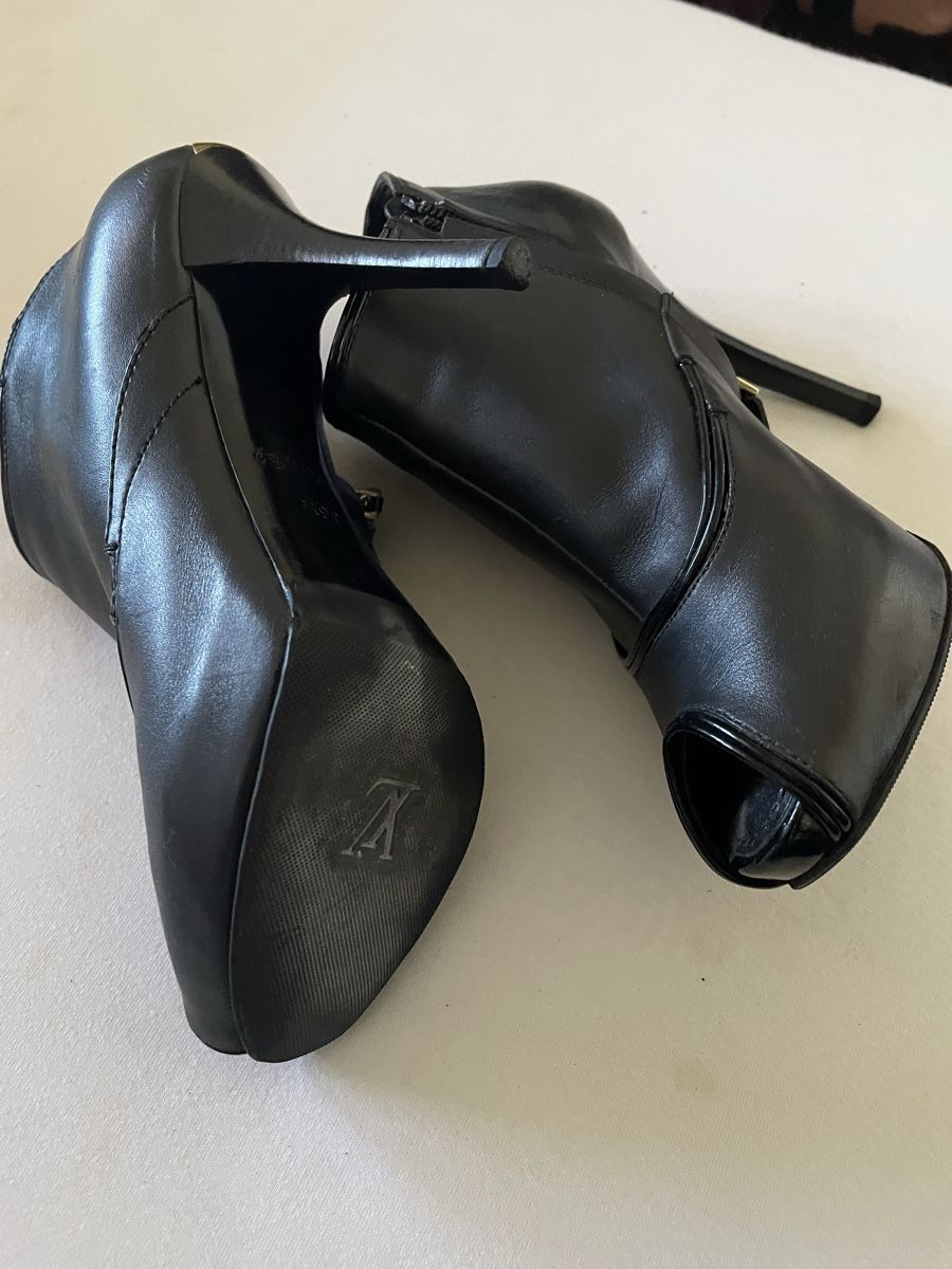 Scarpe per cavalli: Stylish Louis Vuitton Black Leather Peep-Toe Booties! – Usato da Dietikon venduto da val_7c5x 1