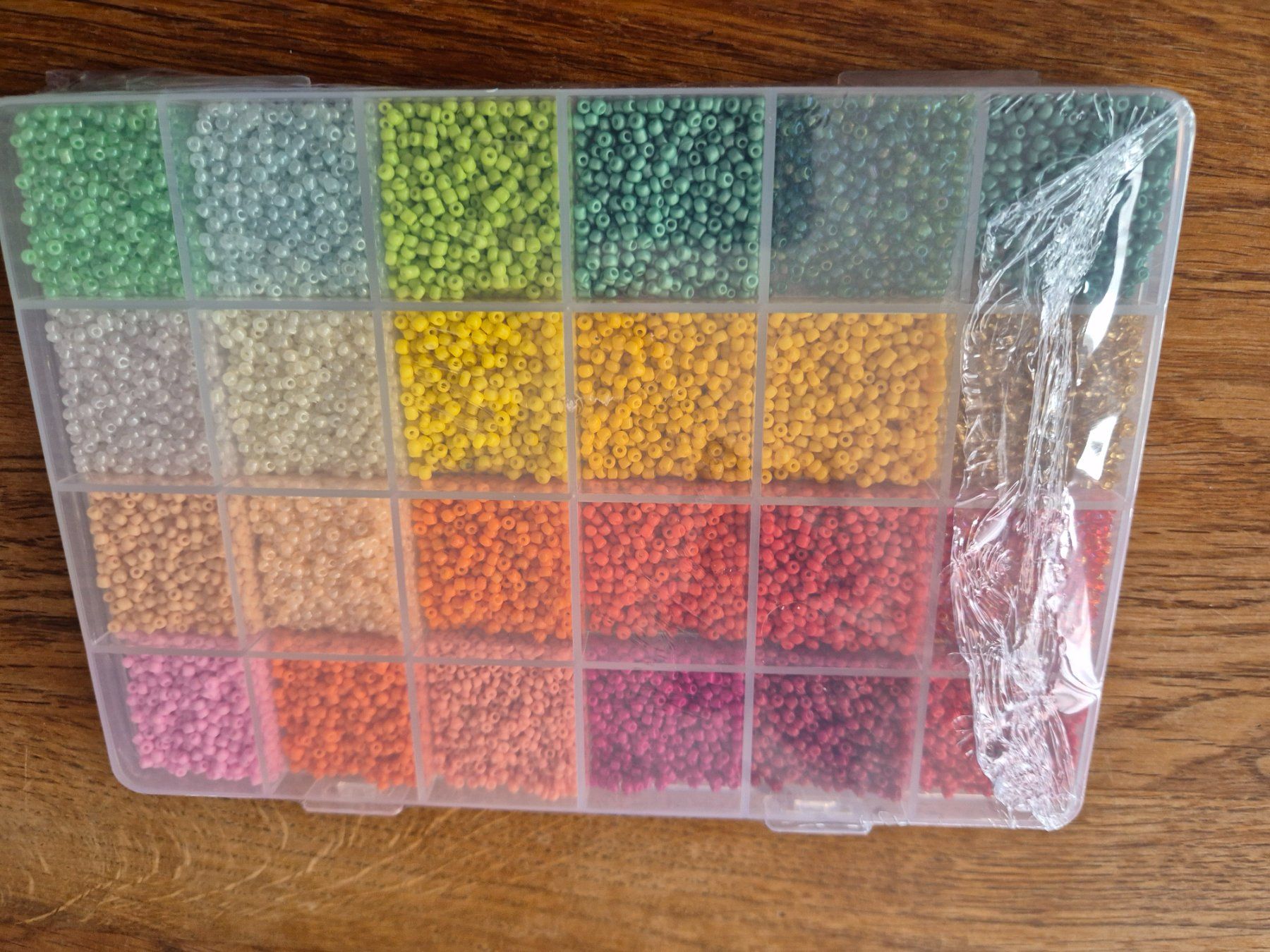 Perle (finte): Rocailles Perlen, 24 versch. Farben – Nuovo e nell'imballaggio originale da Läufelfingen venduto da Netti04 2