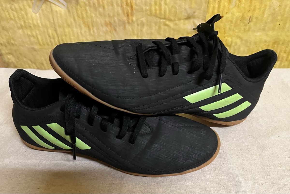 Scarpe per ragazzi: Schöne ADIDAS Hallenschuhe, Grösse 42 – Usato da Zollikerberg venduto da elbamania