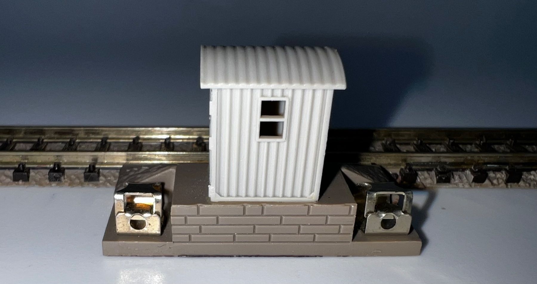 Fleischmann Modelleisenbahnen: Fleischmann, Gleisanschluss mit Bahnhäuschen (9101) – Gebraucht aus Basel von jonnyhaas 2
