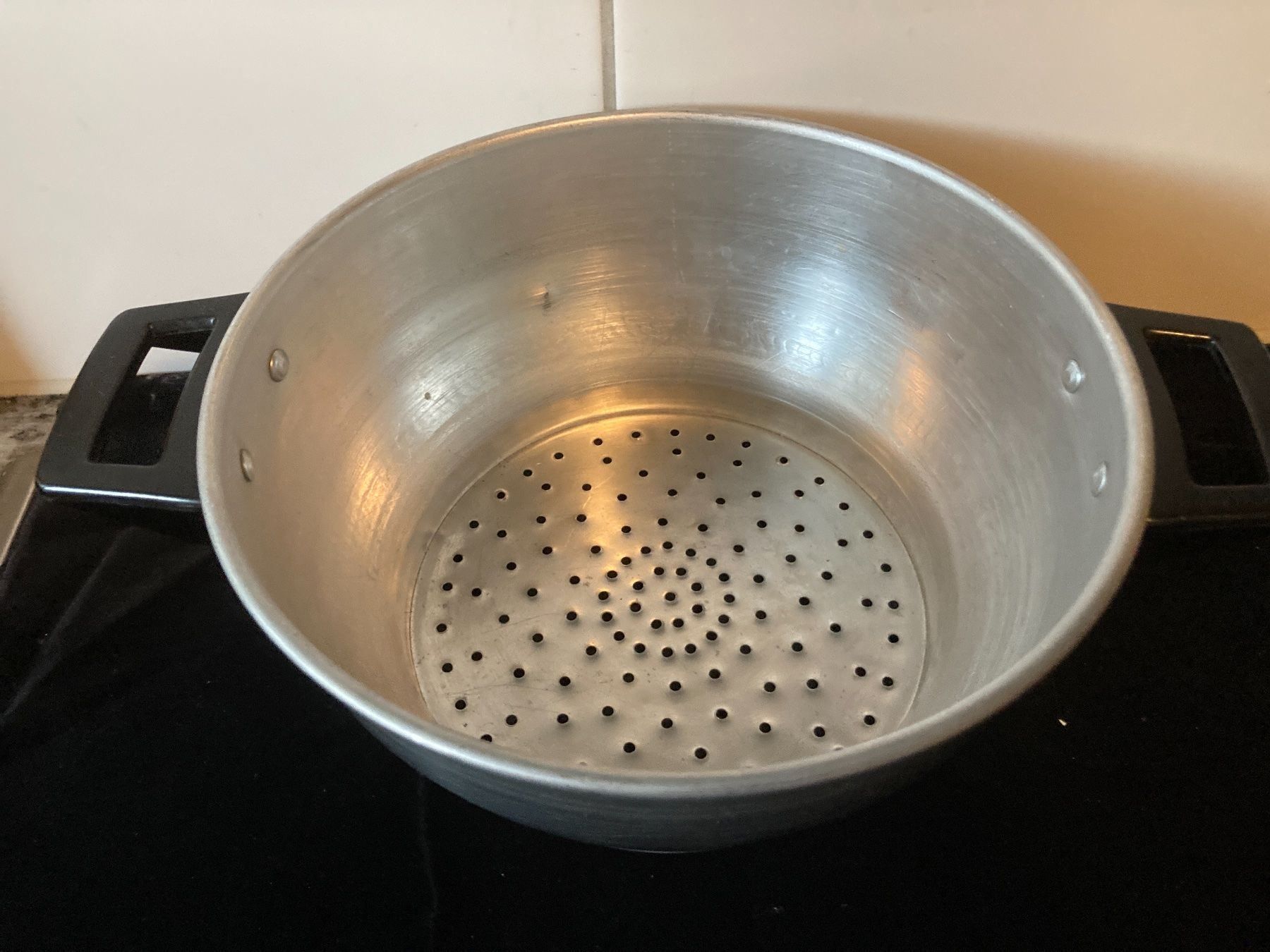 Elettrodomestici da cucina: Altes Löcher-Becken aus Alu – Usato da Zürich venduto da Chaeffeler
