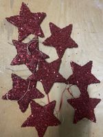 8 rote Glitzersterne mit Aufhängung