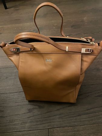 BOSS Handtasche aus Leder in Cognac, guter Zustand