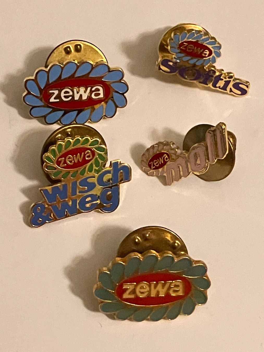 Placchette & Badge: 5 Pin Zewa – Usato da Basel venduto da djwwpp