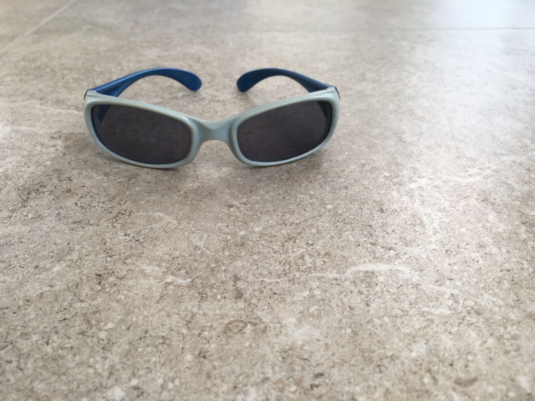 Occhiali & Lenti: Kindersonnenbrille mit UV Filter – Usato da Gächlingen venduto da Tara_devi