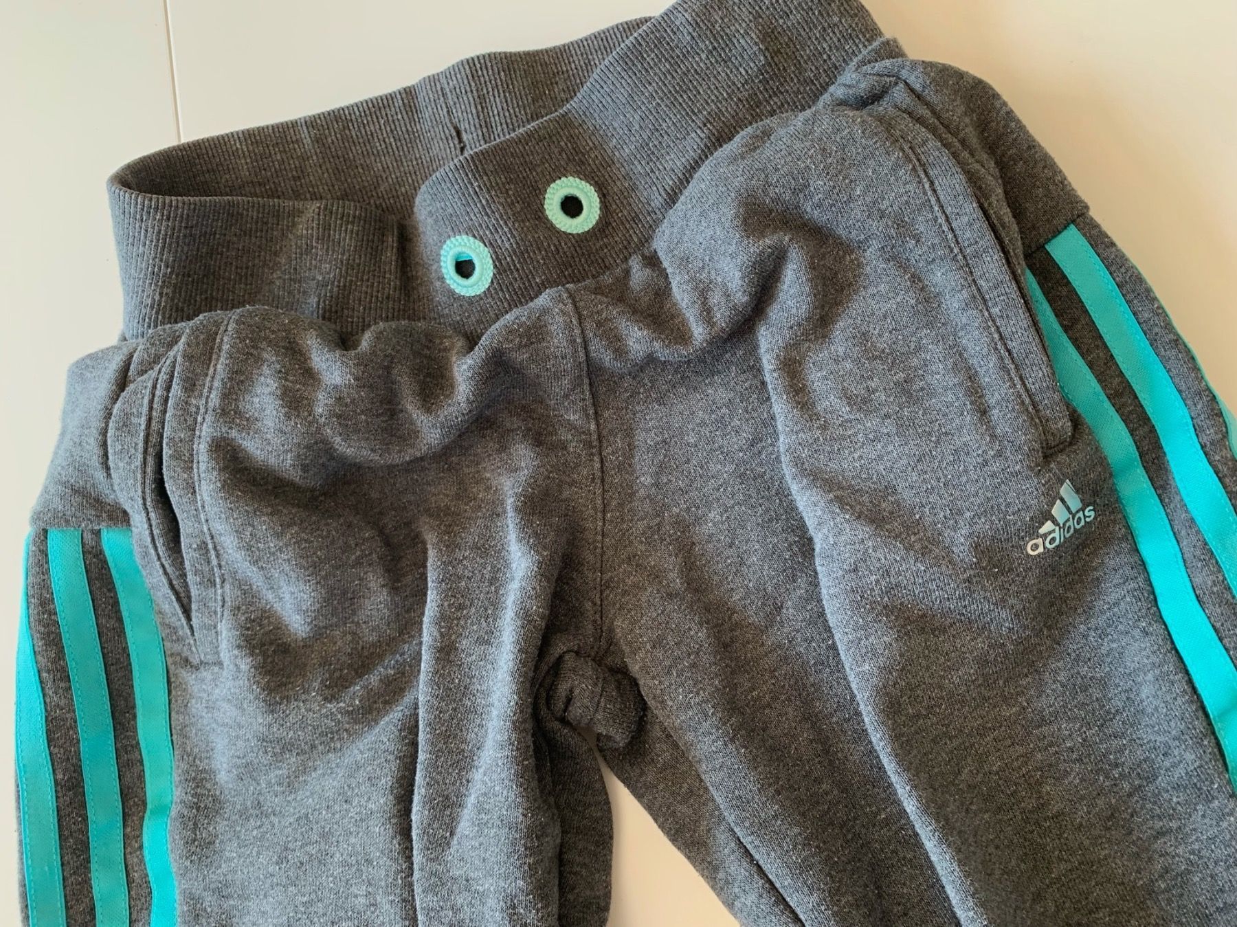 Adidas Pantaloni: ADIDAS Trainerhose 3/4tel Gr. 140 – Usato da Meiringen venduto da Jackwashere 2