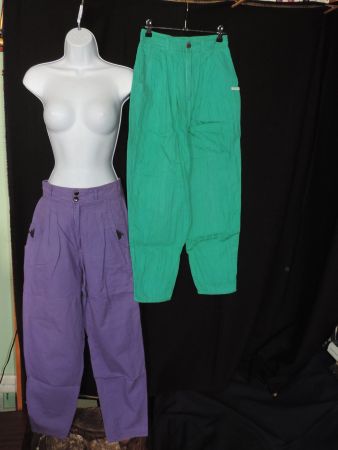 pantalons violet et vert