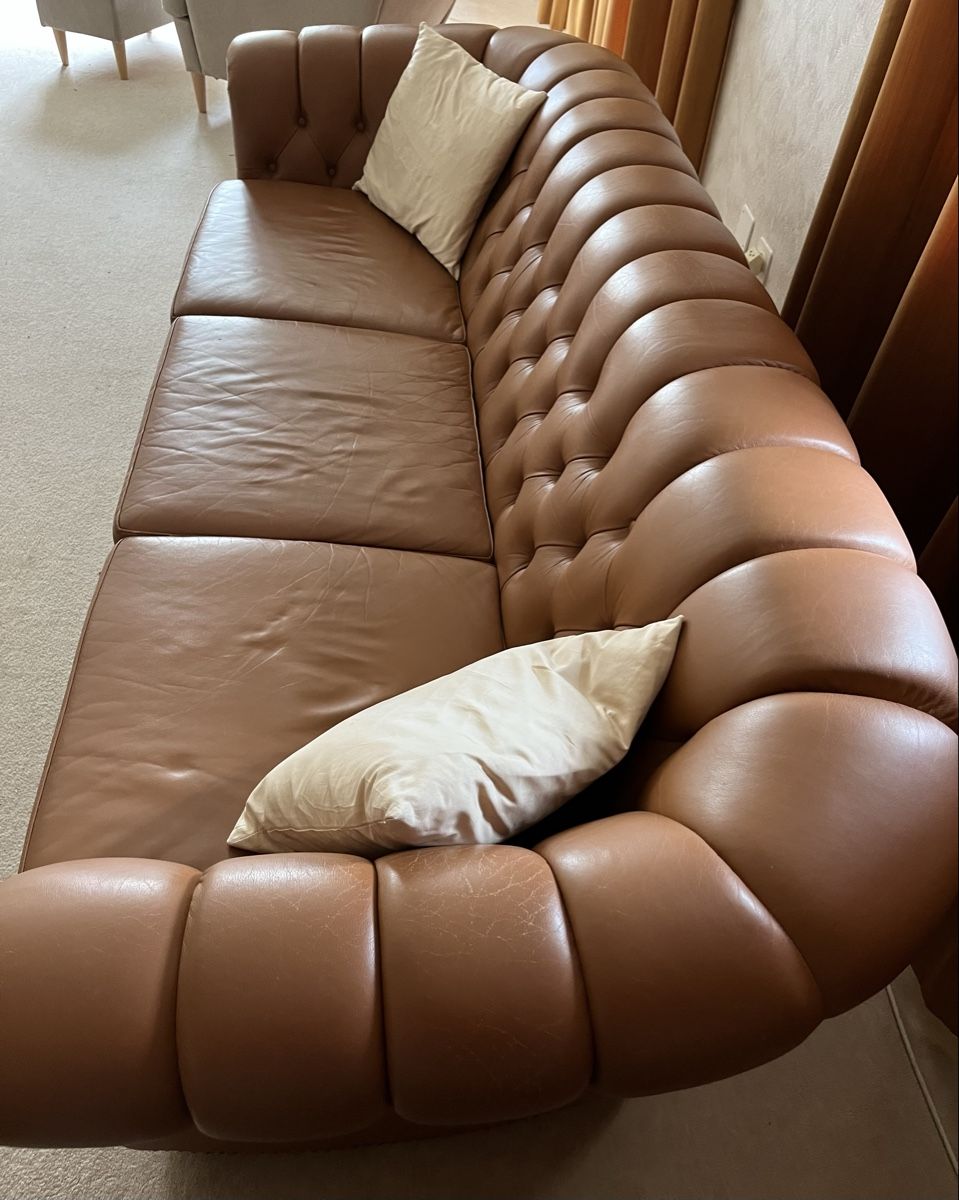 Divani: Chesterfield Balmoral style 3 seater luxury leather sofas – Usato da Zürich venduto da ajl_x6tg 1