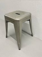 Metallhocker im Industrial Design