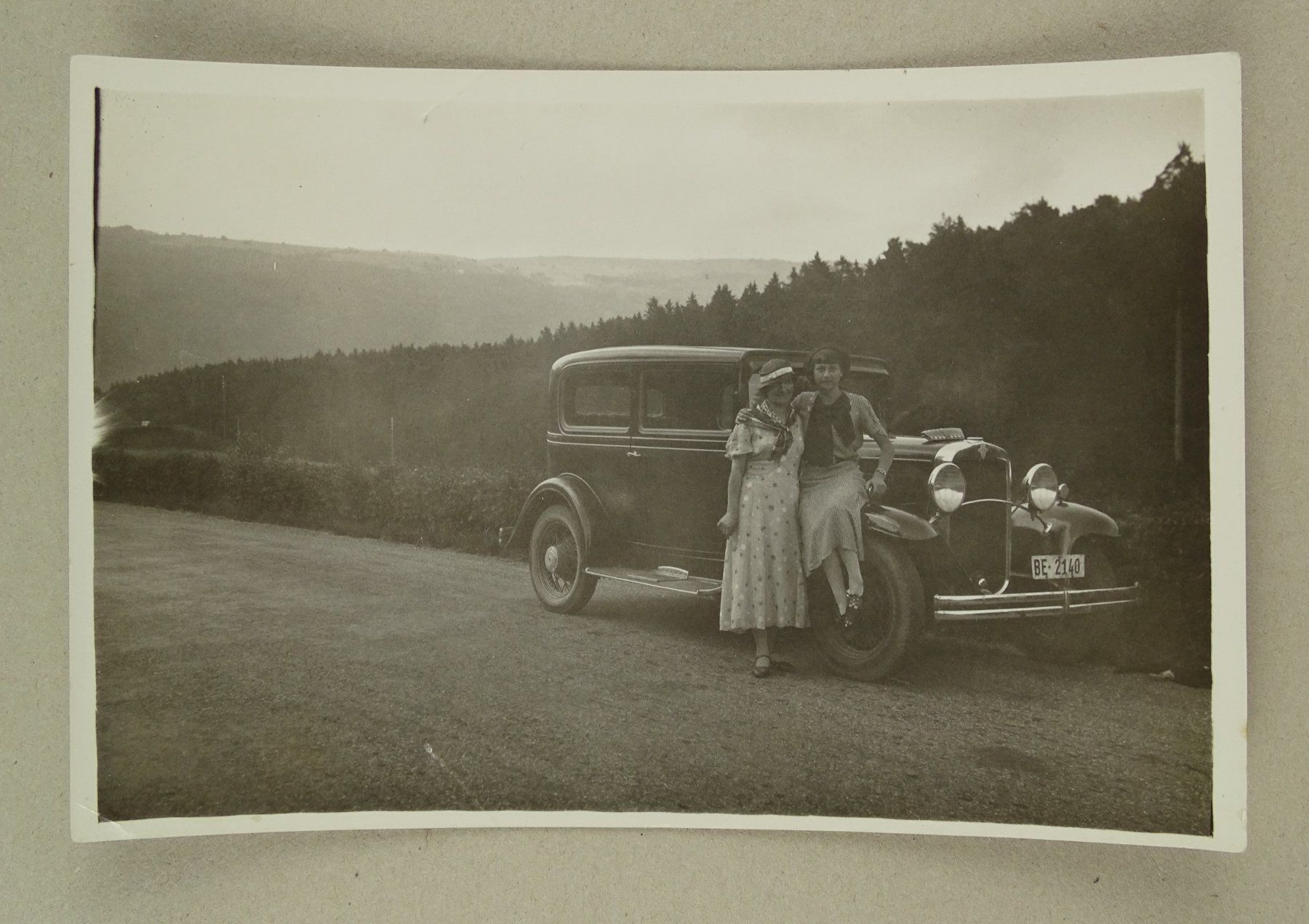 Insegne: AUTO OLDTIMER ÜBER ST. CROIX, BE NUMMER, BERNERNUMMER, 1935 – Usato da Grüningen venduto da Kartensammler