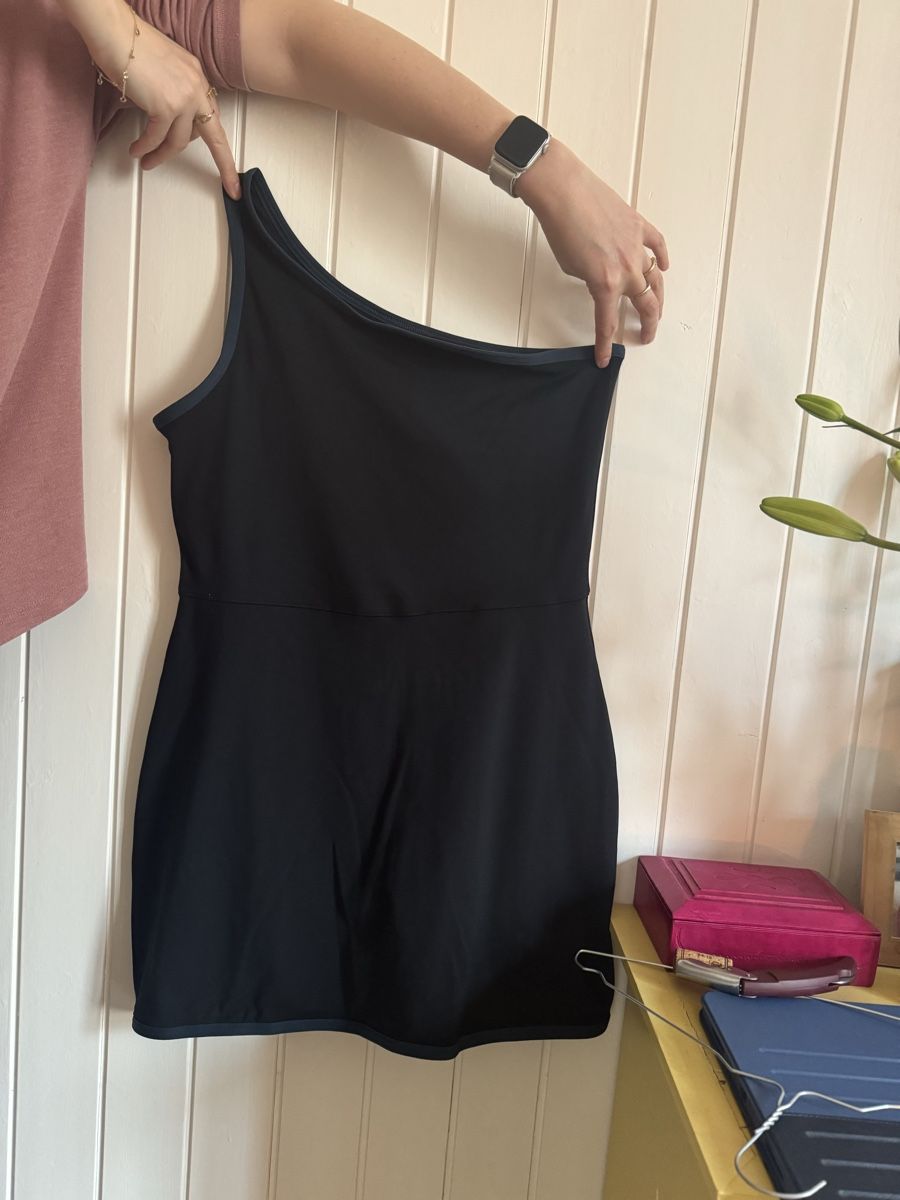 Nike Vestiti: Nike One Training one-shoulder mini dress with contrast bind – Nuovo (secondo la descrizione) da Genève venduto da AlliePasieka 1