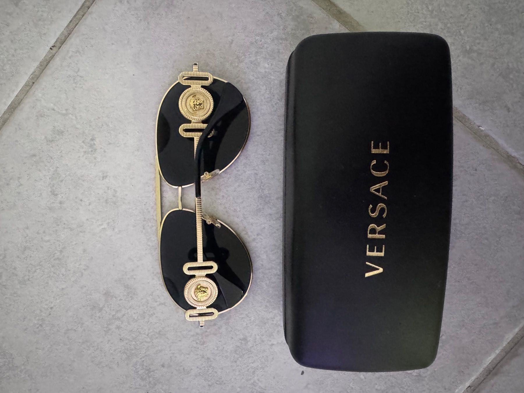 Versace Occhiali & Lenti: VersaceVE2249 Gold/Dark Grey Lenses Model code: 224910028765 – Nuovo (secondo la descrizione) da Biel/Bienne venduto da sou_t9dm