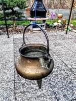 ancienne marmite trypode en bronze haute époque.