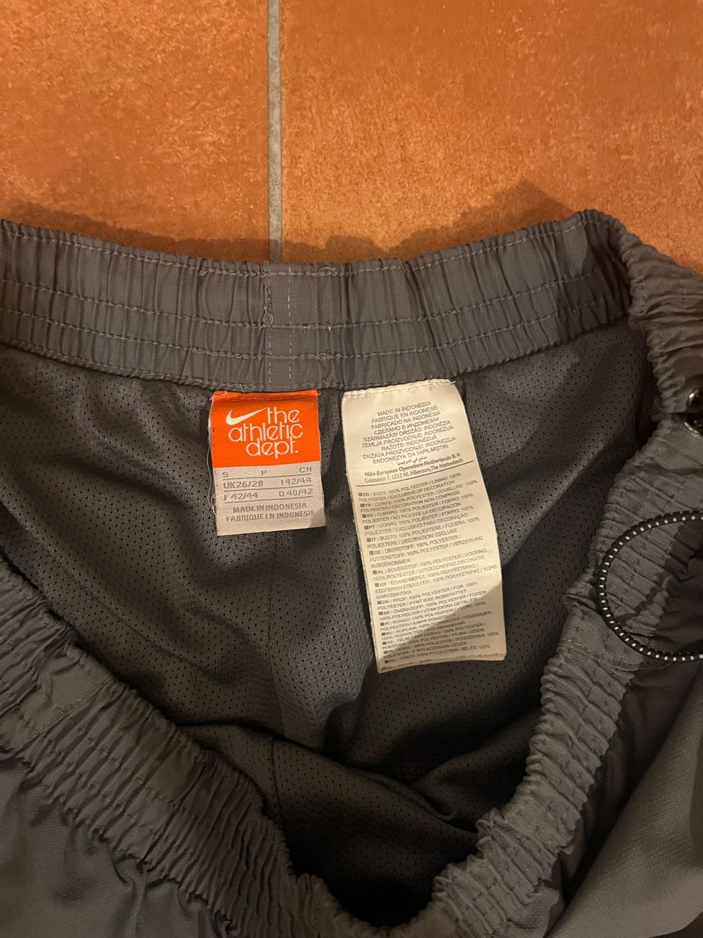 Nike Pantaloni: Nike 3/4 Trainingshose, Grau, Grösse L – Usato da Sulzbach venduto da elon1898 1
