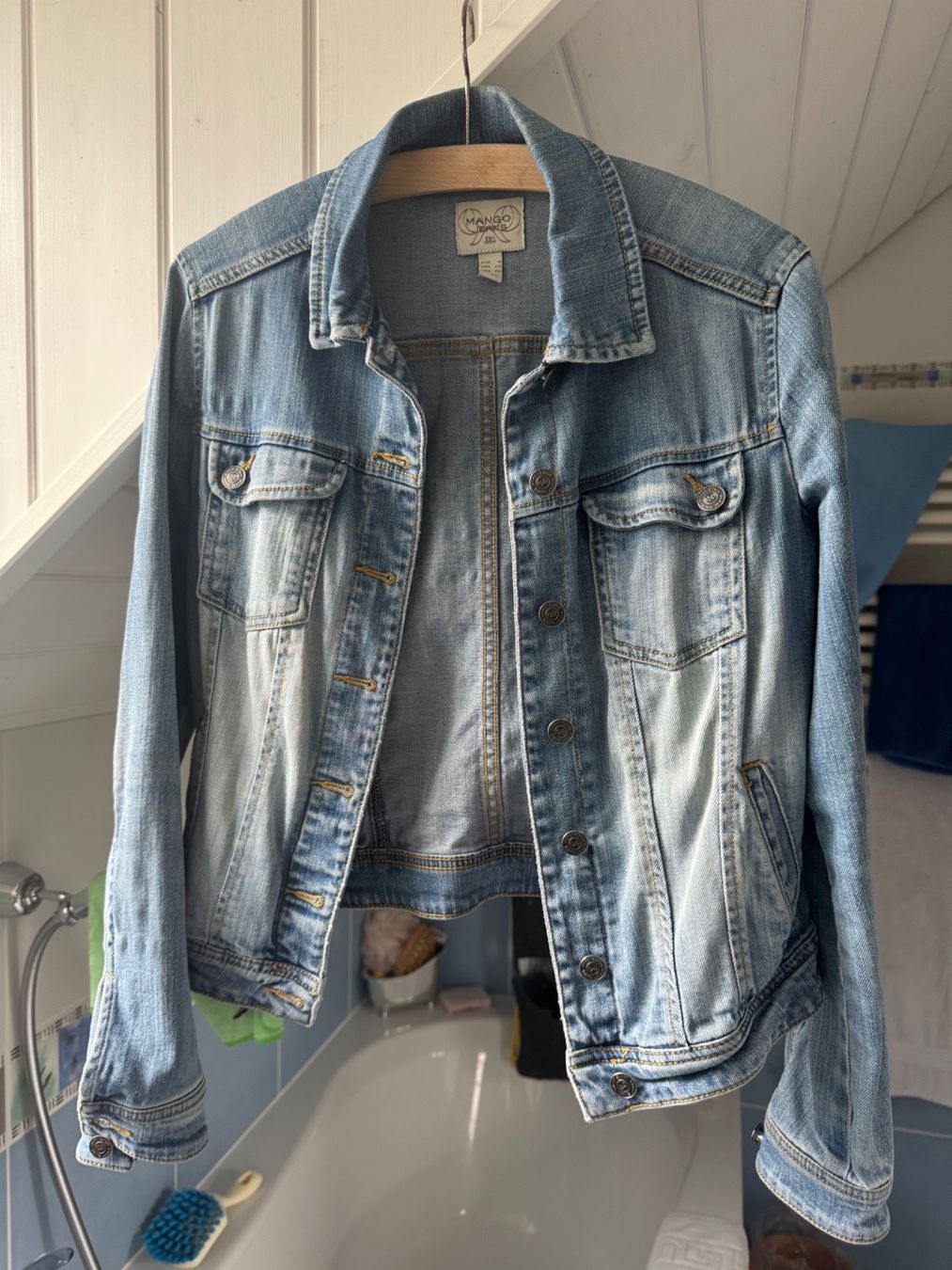 Mango Giacche: Jeans Jacke Blau Mango – Usato da Trélex venduto da stripedthrift