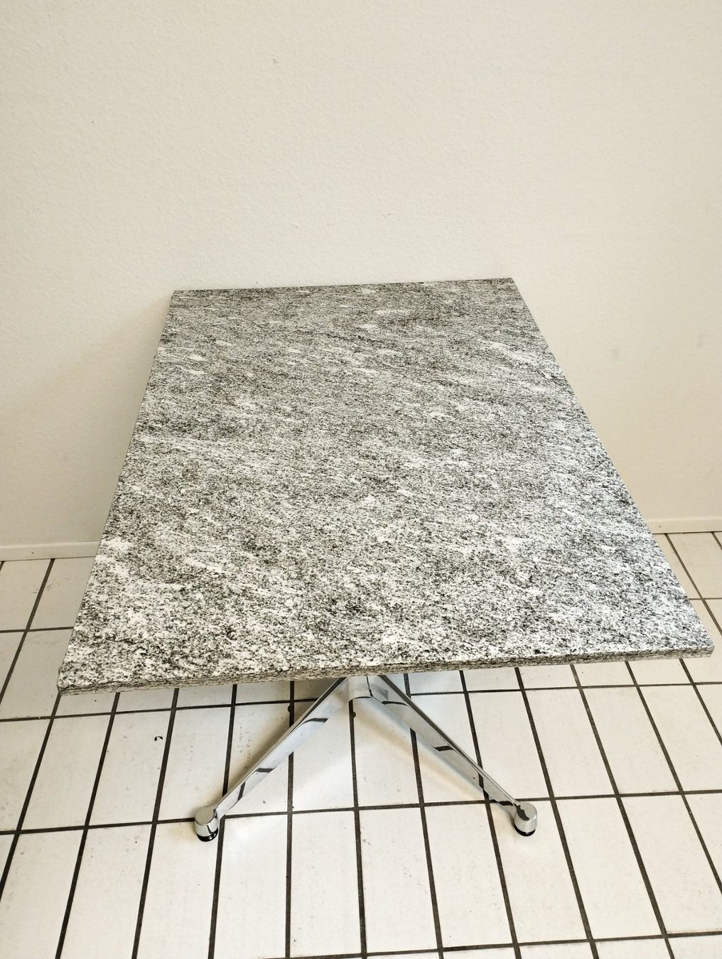 Vitra Tavoli: Vitra Eames Tisch mit Granitplatte – Usato da Zürich venduto da Zapro 1