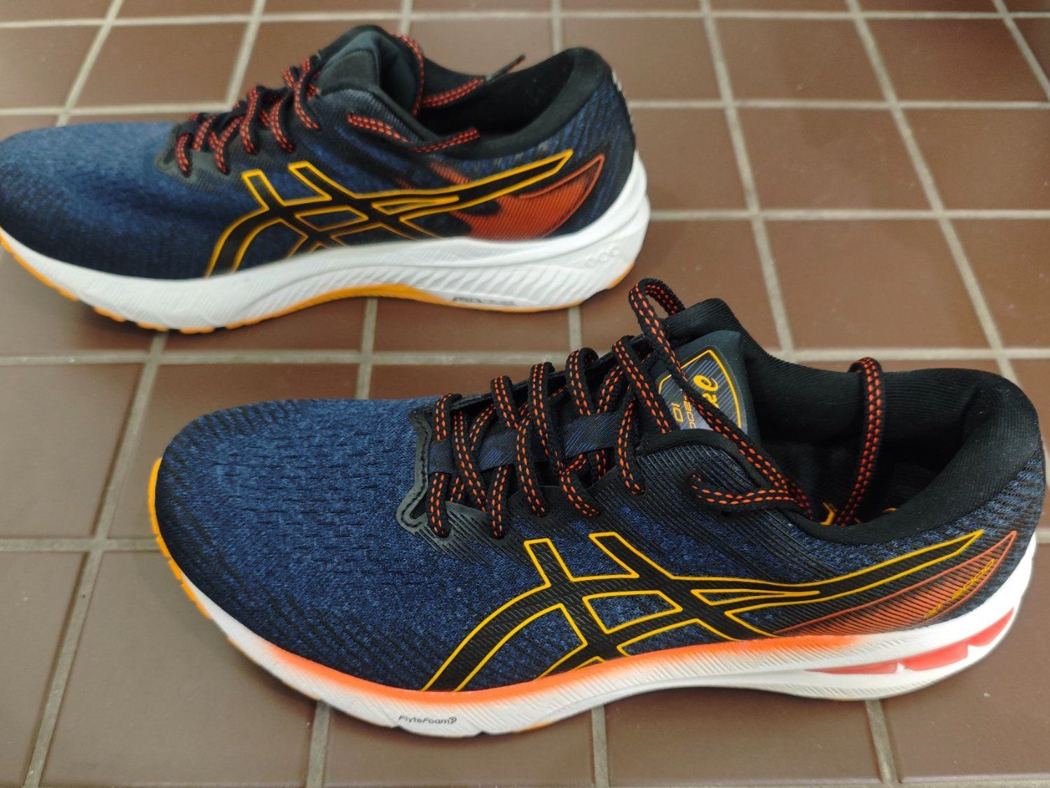 Asics Scarpe da uomo: Asics GT-2000 10 Grösse 45 Farbe Deep Ocean/Amber – Usato da Zürich venduto da allezplusloin 2