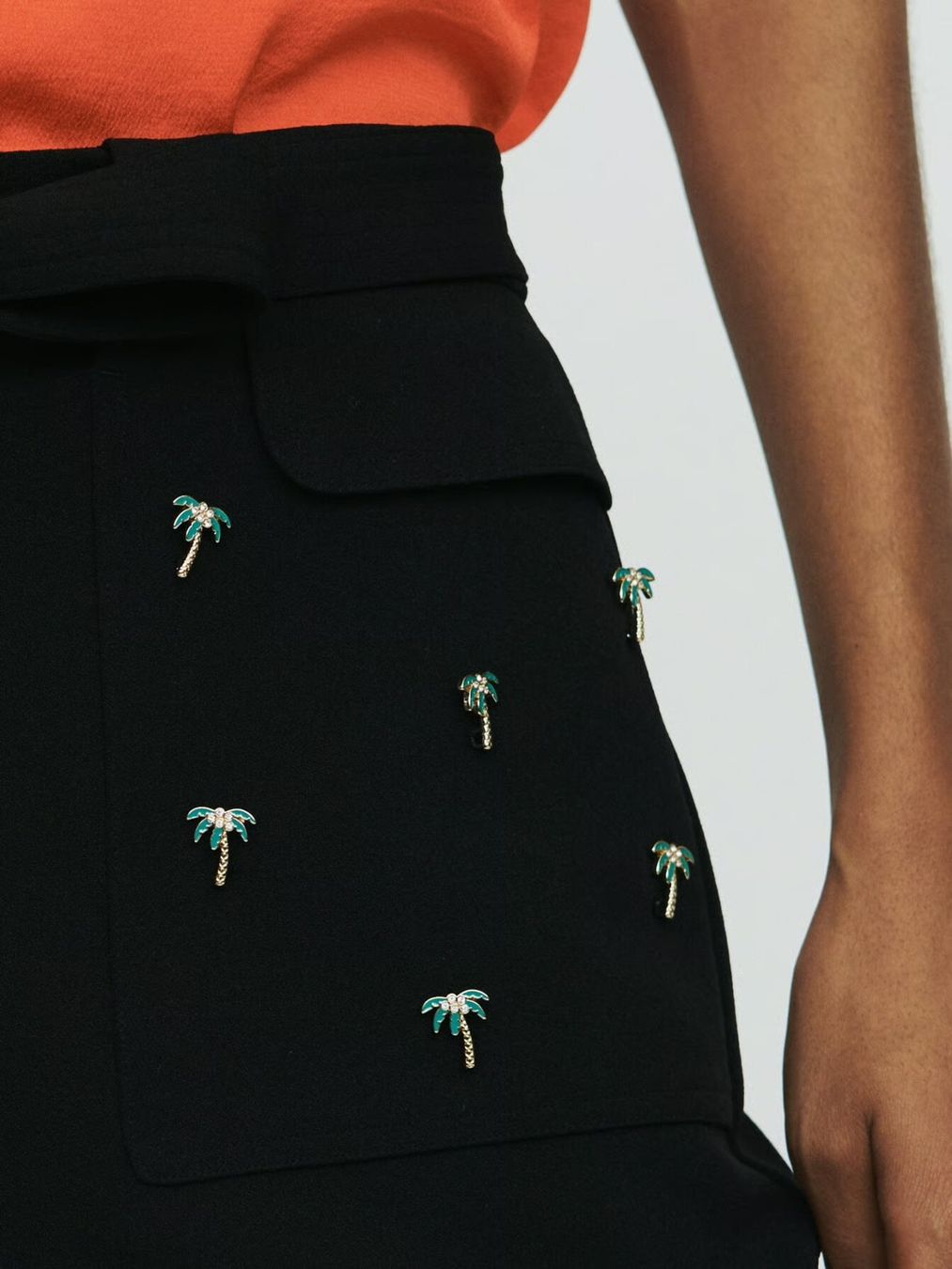 Maje Pantaloni: Maje Shorts mit Palmen-Schmuckdetail – Usato da St-George venduto da alaixee 4