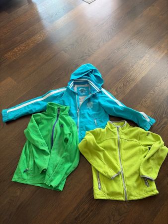 2 Cardigan und eine Regen Jacke
