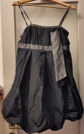 Schwarzes Kleid von NafNaf mit grauen Details, Gr. 42, neu