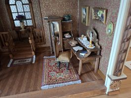Puppenhaus, selbstgemacht mit sehr alten Möbeln