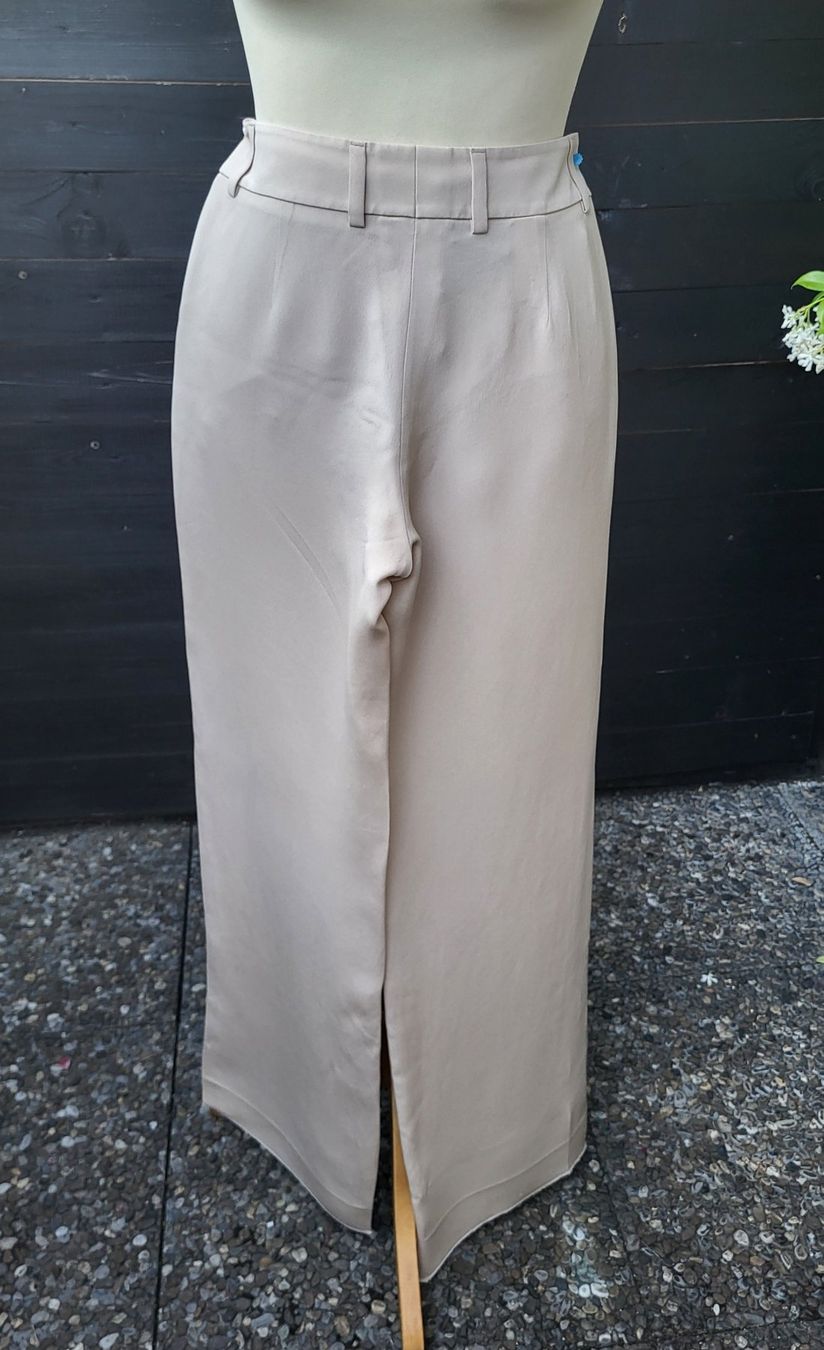 Pantaloni: Pantalon beige en soie – Nuovo (secondo la descrizione) da Fribourg venduto da VictoriaShop7 1
