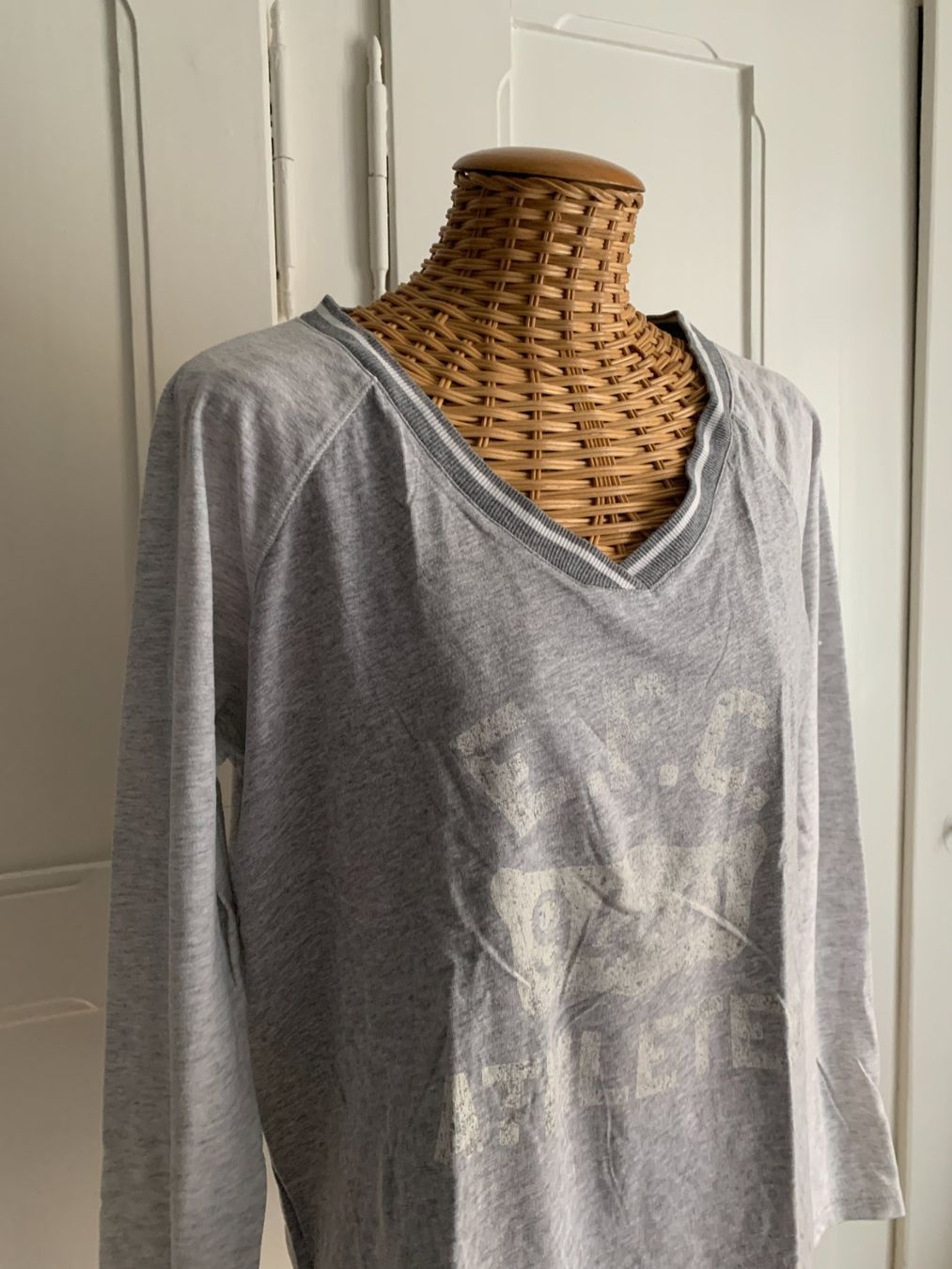 H&M Pulls & Sweat-shirts: LOGG - Oberteil hellgrau M – D'occasion à Zürich par Diazaio 1
