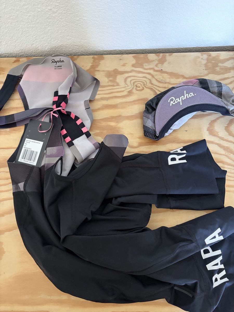 Rapha Lots de vêtements: Rapha Cycling Pro set - bibs + jersey + socks + cap  – D'occasion à Zürich par JAGD-bikes 2